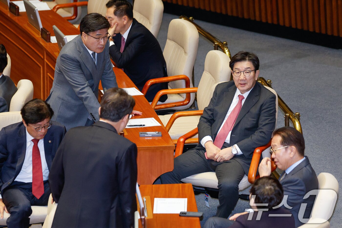 본문 이미지 - 권영세 국민의힘 비대위원장, 권성동 원내대표, 박형수 원내수석부대표 등이 8일 오후 서울 여의도 국회에서 열린 제420회국회(임시회) 제4차 본회의에서 내란·김건희 특검법, 농업4법 등 8개 법안 재의의 건 무기명 투표 결과를 기다리며 대화하고 있다. 2025.1.8/뉴스1 ⓒ News1 안은나 기자