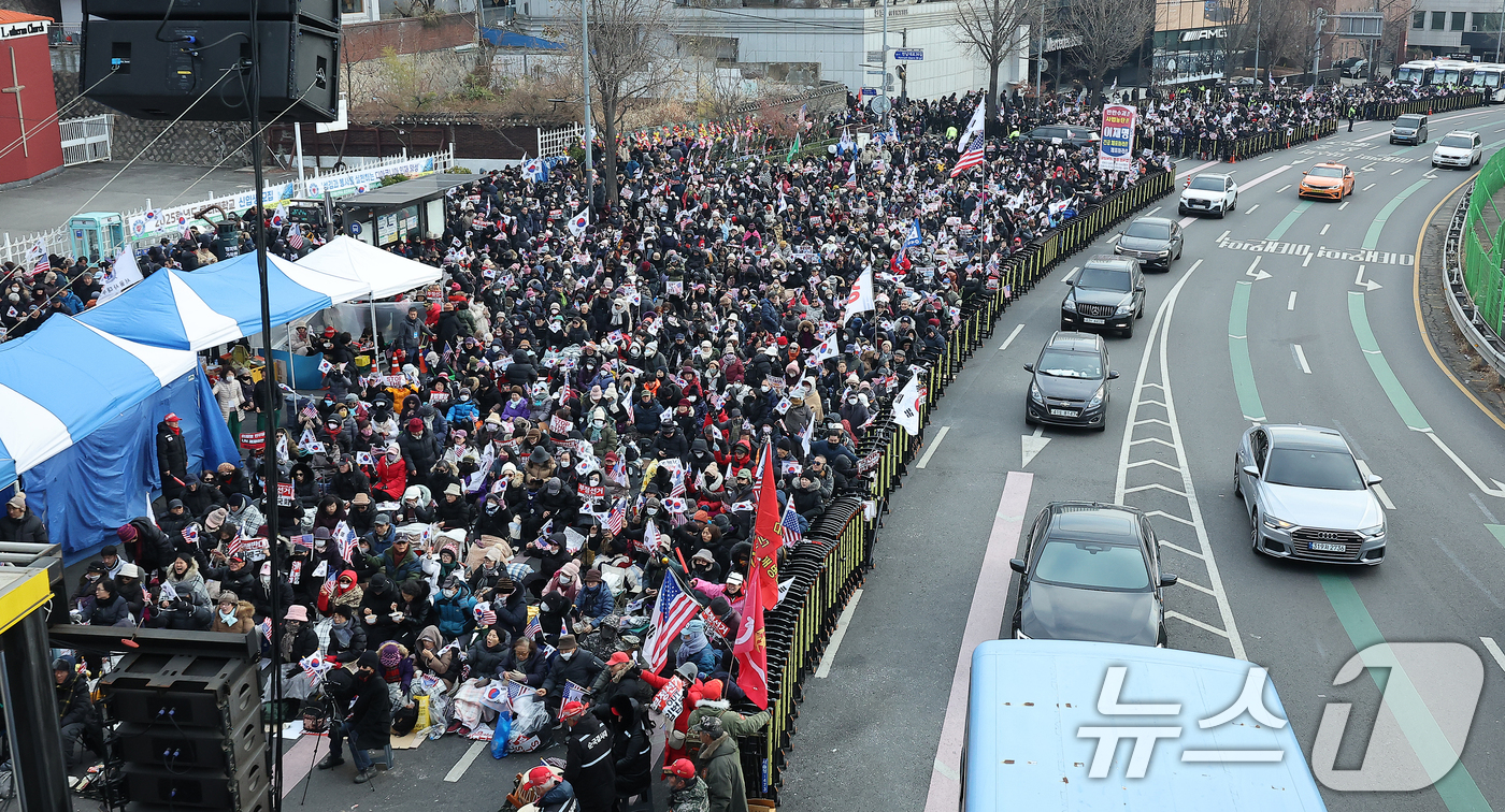 (서울=뉴스1) 김진환 기자 = 법원이 내란 우두머리(수괴) 혐의를 받는 윤석열 대통령의 체포영장을 재발부한 가운데 8일 서울 용산구 한남동 대통령 관저 인근에서 보수단체 회원들이 …