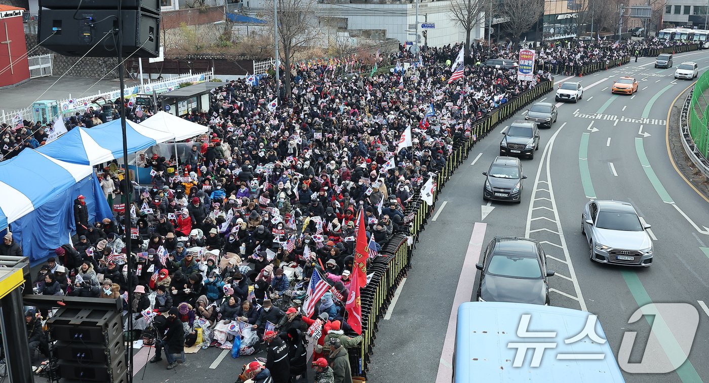 법원이 내란 우두머리&#40;수괴&#41; 혐의를 받는 윤석열 대통령의 체포영장을 재발부한 가운데 8일 서울 용산구 한남동 대통령 관저 인근에서 보수단체 회원들이 윤석열 대통령 지지·응원 집회를 하고 있다. 2025.1.8/뉴스1 ⓒ News1 김진환 기자