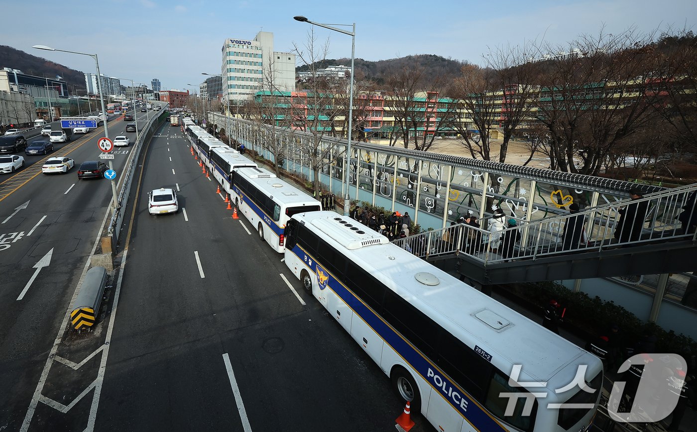 본문 이미지 - 법원이 내란 우두머리&#40;수괴&#41; 혐의를 받는 윤석열 대통령의 체포영장을 재발부한 가운데 8일 서울 용산구 한남동 대통령 관저 앞에 경찰 기동대 버스가 줄지어 서 있다. 2025.1.8/뉴스1 ⓒ News1 김진환 기자