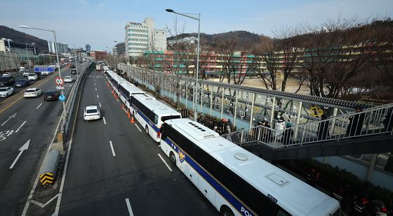 관저 앞에 길게 늘어선 경찰 기동대 버스