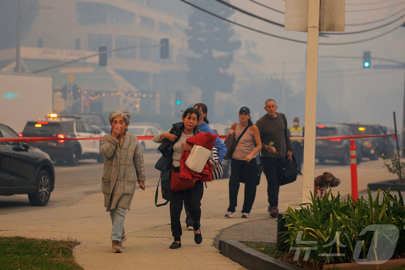 본문 이미지 - 7일&#40;현지시간&#41; 미국 캘리포니아주 로스앤젤레스 서부의 퍼시픽 팰리세이즈 근처에서 주민들이 산불을 피해 대피하고 있다. 2025.01.07 ⓒ 로이터=뉴스1 ⓒ News1 김지완 기자