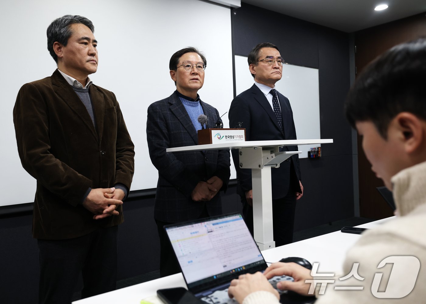 본문 이미지 - 윤석열 대통령의 탄핵심판 법률대리인인 윤갑근 변호사가 8일 오후 서울 서초구 한국컨퍼런스센터에서 열린 기자간담회에서 발언하고 있다. 2025.1.8/뉴스1 ⓒ News1 오대일 기자