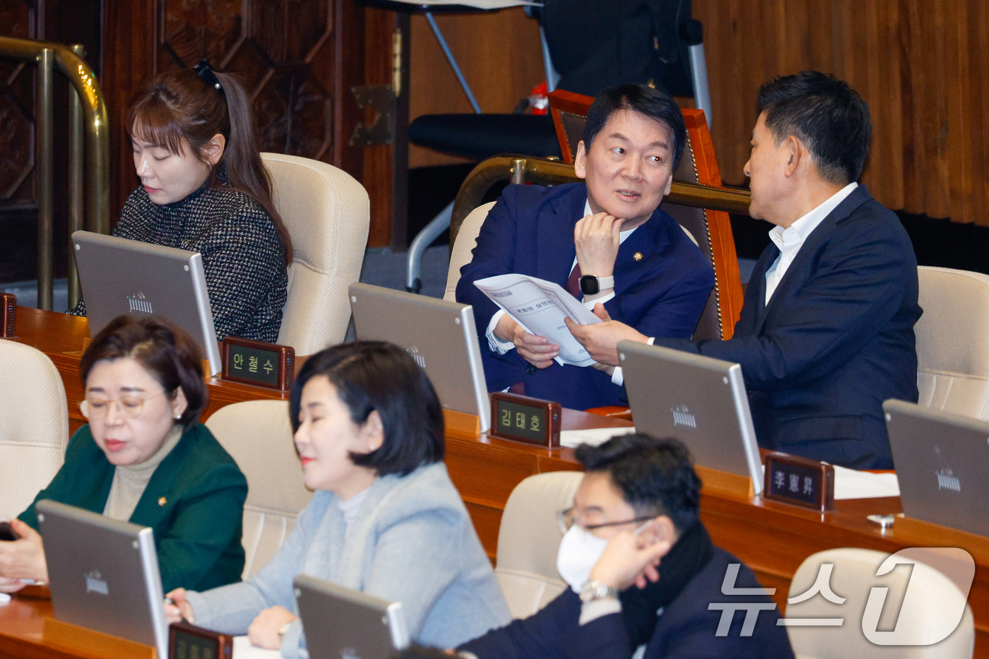 (서울=뉴스1) 안은나 기자 = 안철수 국민의힘 의원이 8일 오후 서울 여의도 국회에서 열린 제420회국회(임시회) 제4차 본회의에서 내란·김건희 특검법, 농업4법 등 8개 법안 …