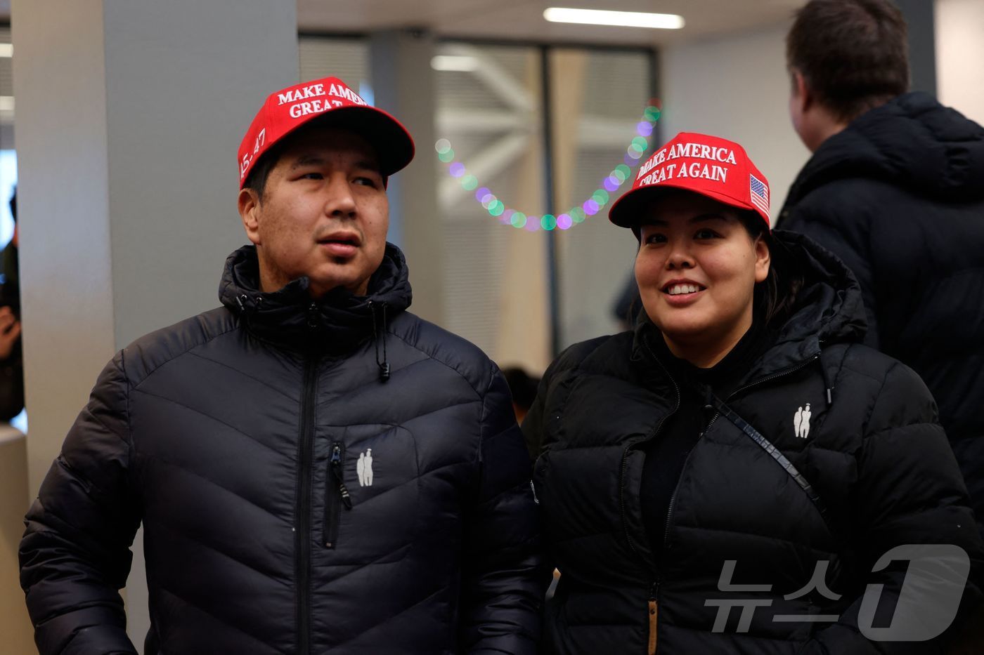 본문 이미지 - 7일(현지시간) 도널드 트럼프 미국 대통령 당선인의 장남 도널드 트럼프 주니어가 부친이 매입하겠다는 덴마크령 그린란드를 방문했다. 사진은 그린란드 수도 누크 공항에서 '마가'(Make America Great Again·MAGA) 모자를 쓰고 트럼프 주니어를 기다리는 주민들. 2025.01.07/ ⓒ AFP=뉴스1 ⓒ News1 박재하 기자