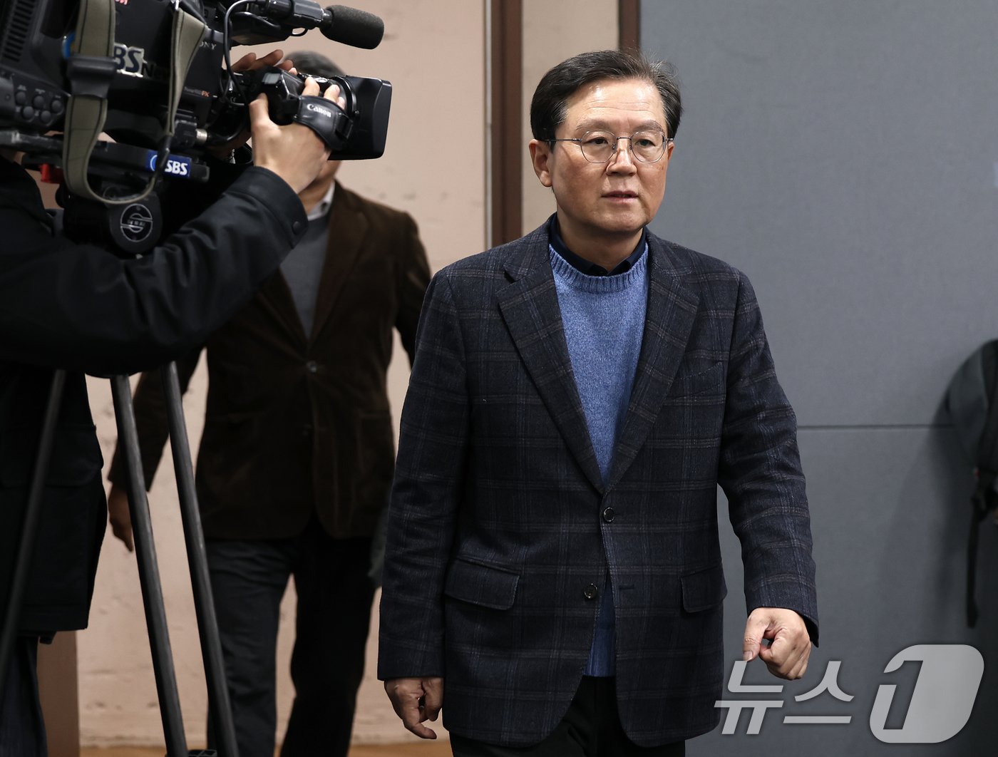 본문 이미지 - 윤석열 대통령의 탄핵심판 법률대리인인 윤갑근 변호사가 8일 오후 서울 서초구 한국컨퍼런스센터에서 열린 기자간담회에서 입장하고 있다. 2025.1.8/뉴스1 ⓒ News1 오대일 기자