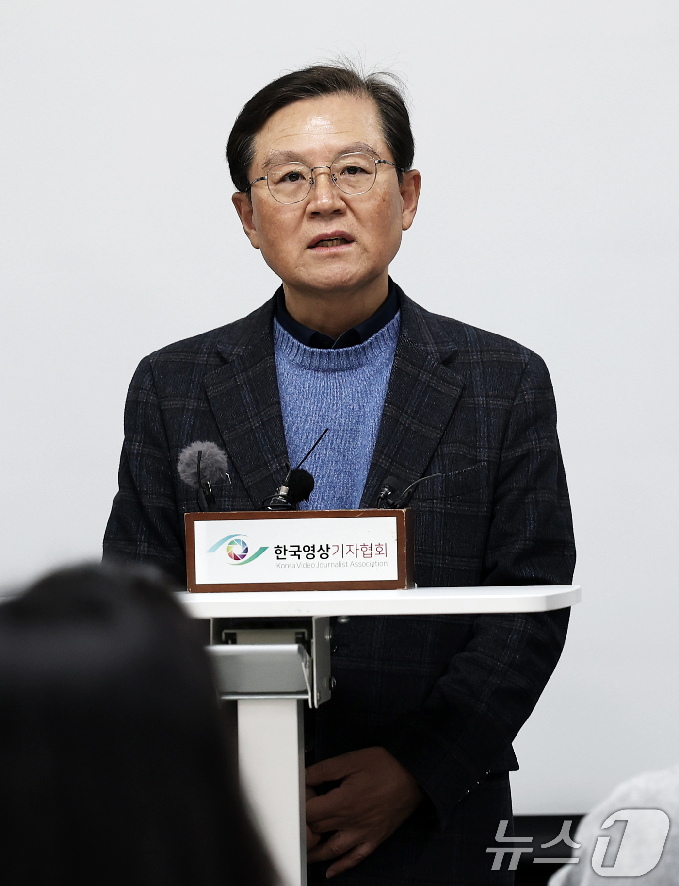 (서울=뉴스1) 오대일 기자 = 윤석열 대통령의 탄핵심판 법률대리인인 윤갑근 변호사가 8일 오후 서울 서초구 한국컨퍼런스센터에서에서 열린 기자간담회에서 발언하고 있다. 2025.1 …