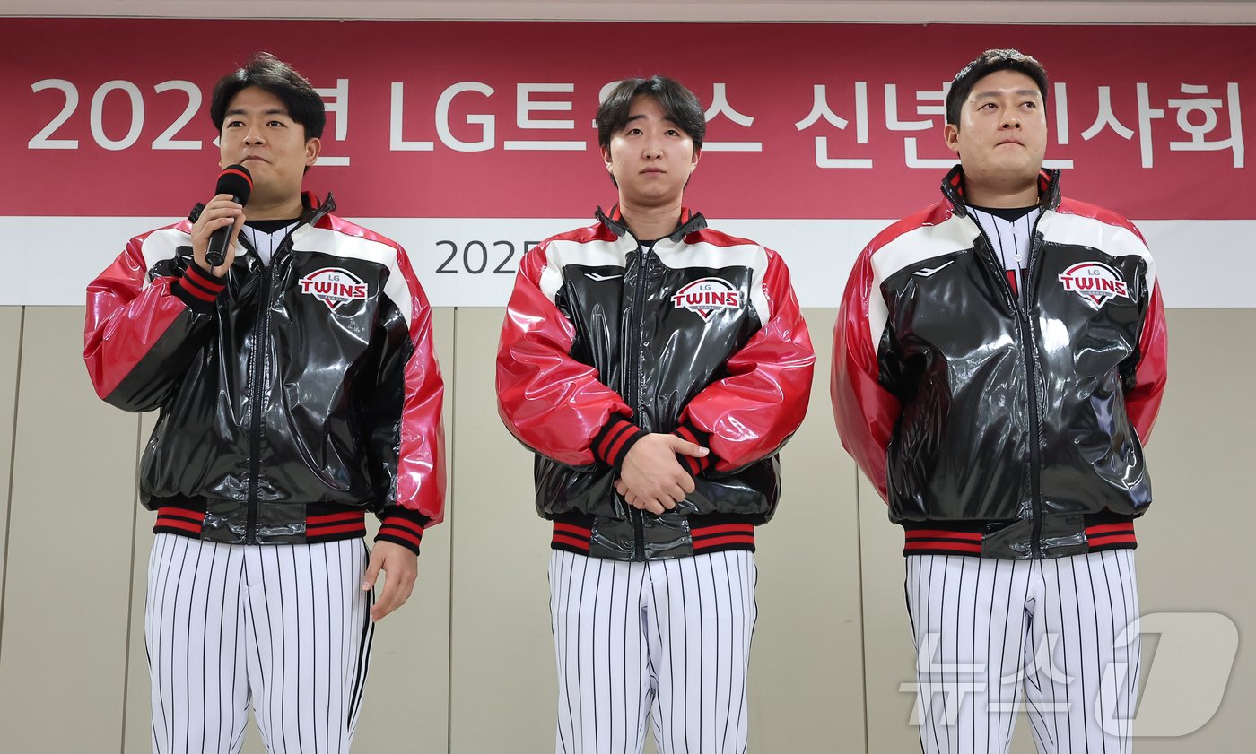 본문 이미지 - LG 트윈스로 이적한 심창민(왼쪽부터), 최채흥, 김강률이 8일 서울 송파구 잠실야구장에서 열린 2025 LG 트윈스 신년 인사회에서 인사말을 하고 있다. 2025.1.8/뉴스1 ⓒ News1 김도우 기자