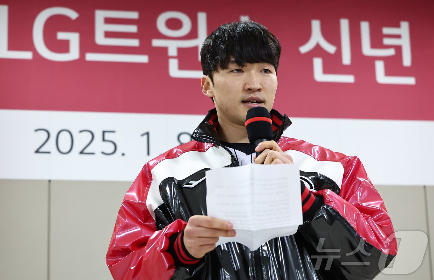 본문 이미지 - LG 트윈스 신임주장 박해민이 8일 서울 송파구 잠실야구장에서 열린 2025 LG 트윈스 신년 인사회에서 인사말을 하고 있다. 2025.1.8/뉴스1 ⓒ News1 김도우 기자