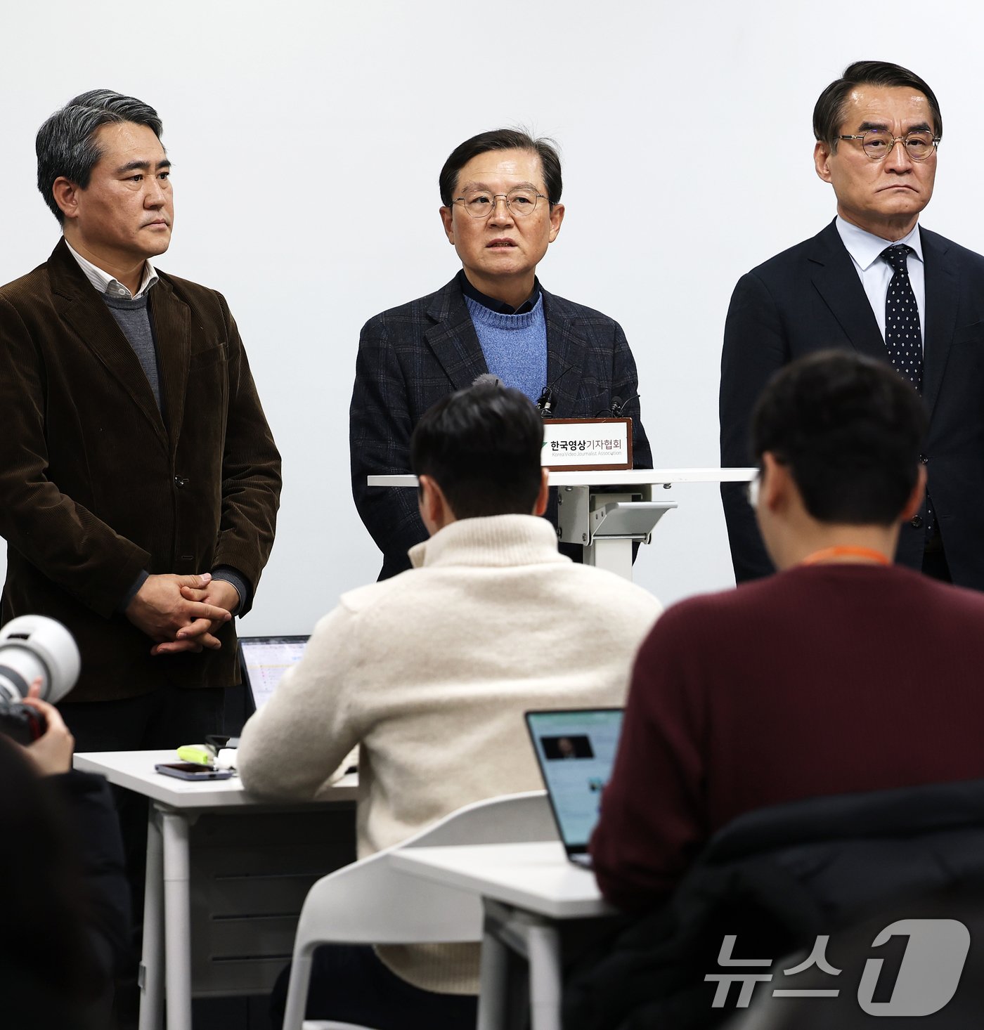 본문 이미지 - 윤석열 대통령의 탄핵심판 법률대리인인 윤갑근 변호사가 8일 오후 서울 서초구 한국컨퍼런스센터에서에서 열린 기자간담회에서 발언하고 있다. 2025.1.8/뉴스1 ⓒ News1 오대일 기자