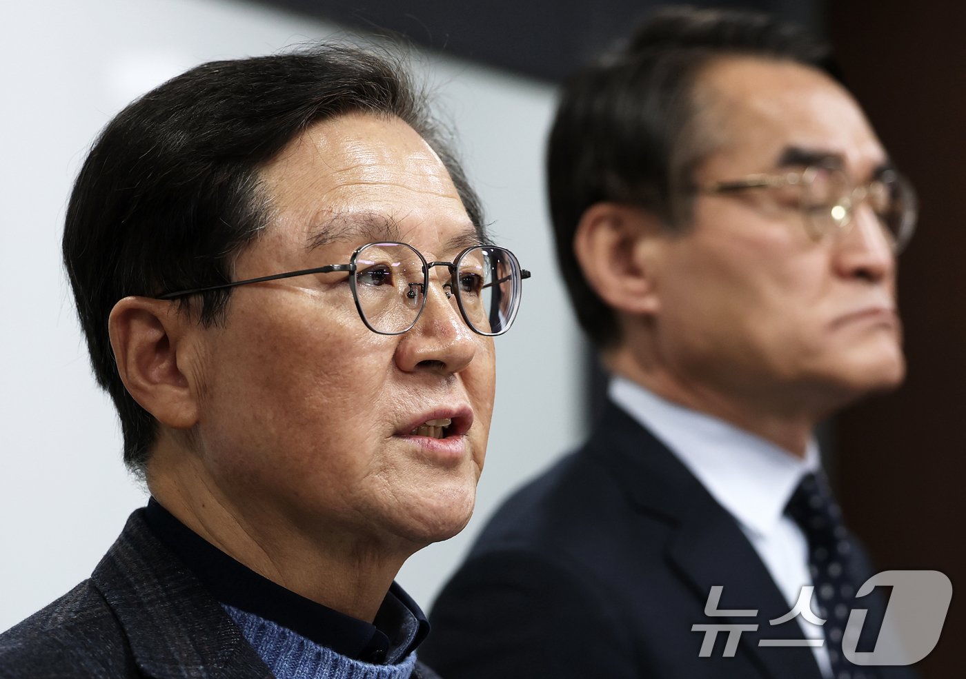 본문 이미지 - 윤석열 대통령의 탄핵심판 법률대리인인 윤갑근 변호사가 8일 오후 서울 서초구 한국컨퍼런스센터에서에서 열린 기자간담회에서 발언하고 있다. 2025.1.8/뉴스1 ⓒ News1 오대일 기자