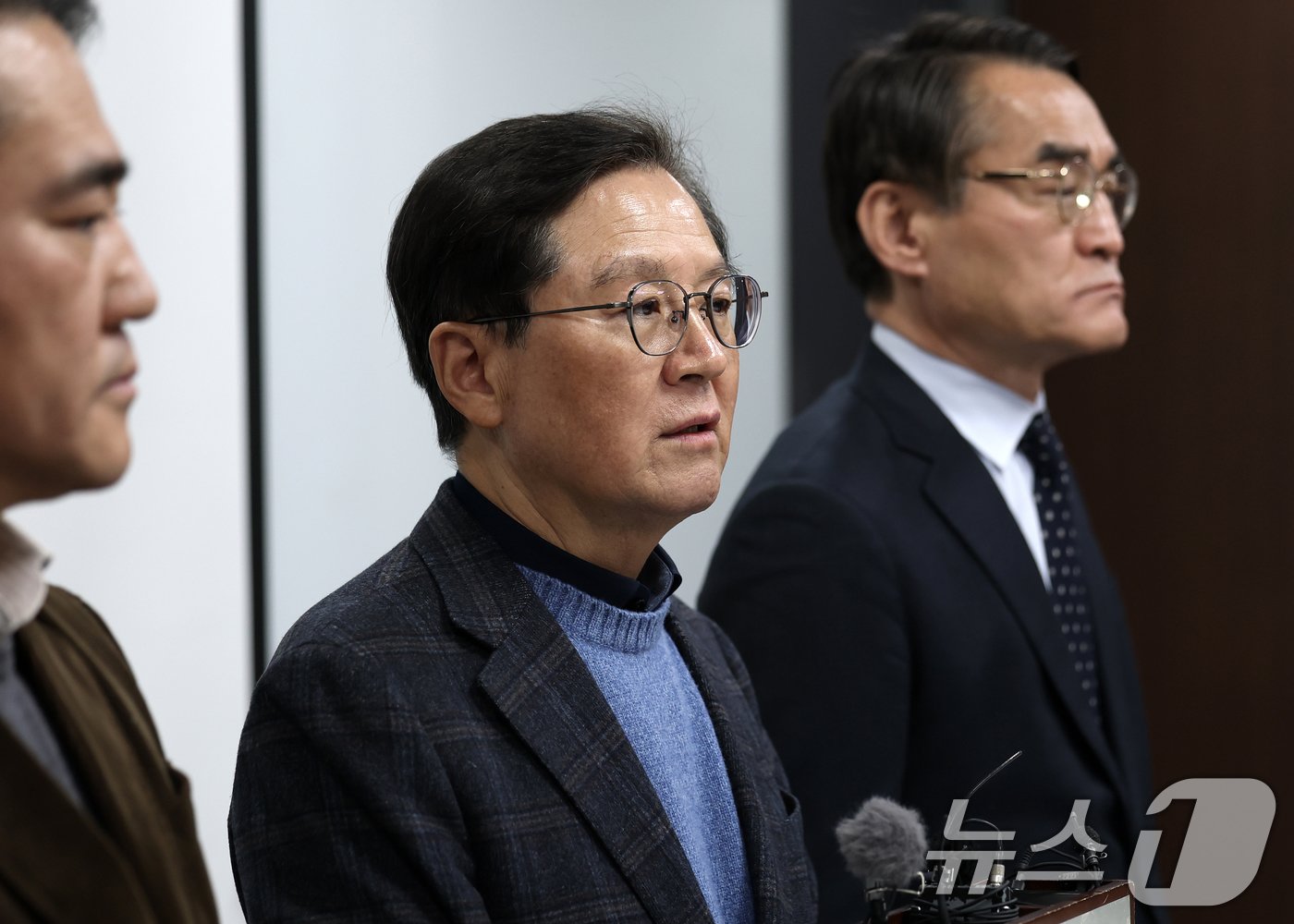 본문 이미지 - 윤석열 대통령의 탄핵심판 법률대리인인 윤갑근 변호사가 8일 오후 서울 서초구 한국컨퍼런스센터에서에서 열린 기자간담회에서 발언하고 있다. 2025.1.8/뉴스1 ⓒ News1 오대일 기자