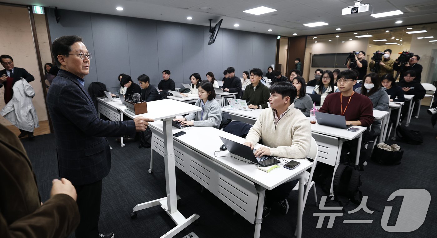 윤석열 대통령의 탄핵심판 법률대리인인 윤갑근 변호사가 8일 오후 서울 서초구 한국컨퍼런스센터에서에서 열린 기자간담회에서 발언하고 있다. 2025.1.8/뉴스1 ⓒ News1 오대일 기자