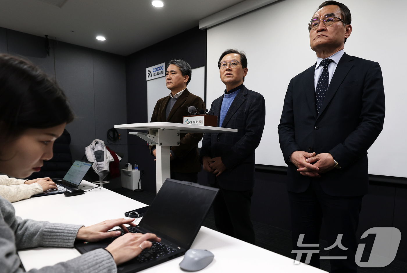 (서울=뉴스1) 오대일 기자 = 윤석열 대통령의 탄핵심판 법률대리인인 윤갑근 변호사가 8일 오후 서울 서초구 한국컨퍼런스센터에서에서 열린 기자간담회에서 발언하고 있다. 2025.1 …