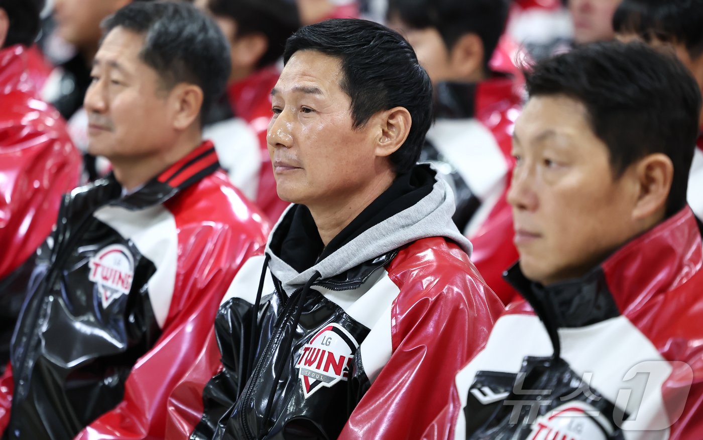본문 이미지 - 염겸엽 LG 트윈스 감독이 8일 서울 송파구 잠실야구장에서 열린 2025 LG 트윈스 신년 인사회에 참석해 있다. 2025.1.8/뉴스1 ⓒ News1 김도우 기자