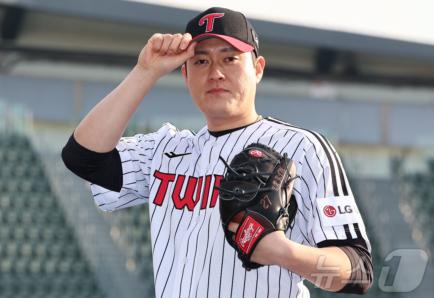 본문 이미지 - LG 트윈스로 김강률이 8일 서울 송파구 잠실야구장에서 열린 2025 LG 트윈스 신년 인사회를 마치고 취재진을 향해 포즈를 취하고 있다. 2025.1.8/뉴스1 ⓒ News1 김도우 기자