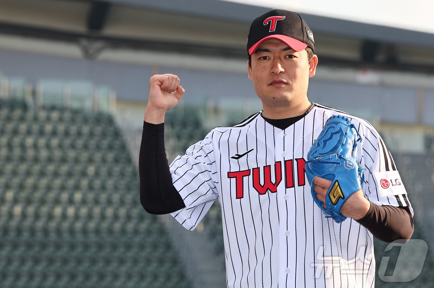 본문 이미지 - LG 트윈스로 이적한 심창민이 8일 서울 송파구 잠실야구장에서 열린 2025 LG 트윈스 신년 인사회를 마치고 취재진을 향해 포즈를 취하고 있다. 2025.1.8/뉴스1 ⓒ News1 김도우 기자
