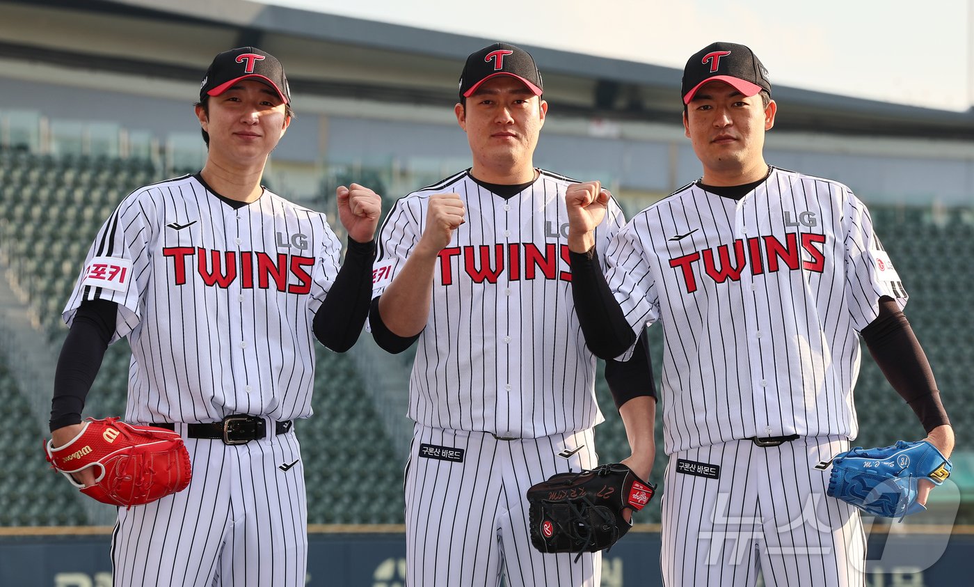 본문 이미지 - LG 트윈스로 이적한 심창민, 최채흥, 김강률이 8일 서울 송파구 잠실야구장에서 열린 2025 LG 트윈스 신년 인사회를 마치고 취재진을 향해 포즈를 취하고 있다. 2025.1.8/뉴스1 ⓒ News1 김도우 기자