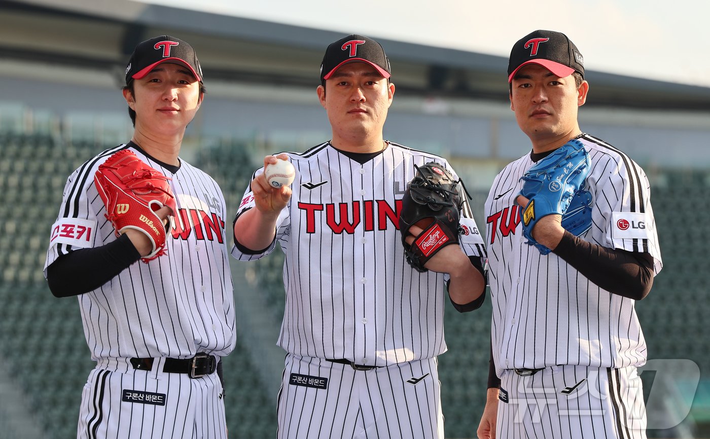 본문 이미지 - LG 트윈스로 이적한 심창민, 최채흥, 김강률이 8일 서울 송파구 잠실야구장에서 열린 2025 LG 트윈스 신년 인사회를 마치고 취재진을 향해 포즈를 취하고 있다. 2025.1.8/뉴스1 ⓒ News1 김도우 기자