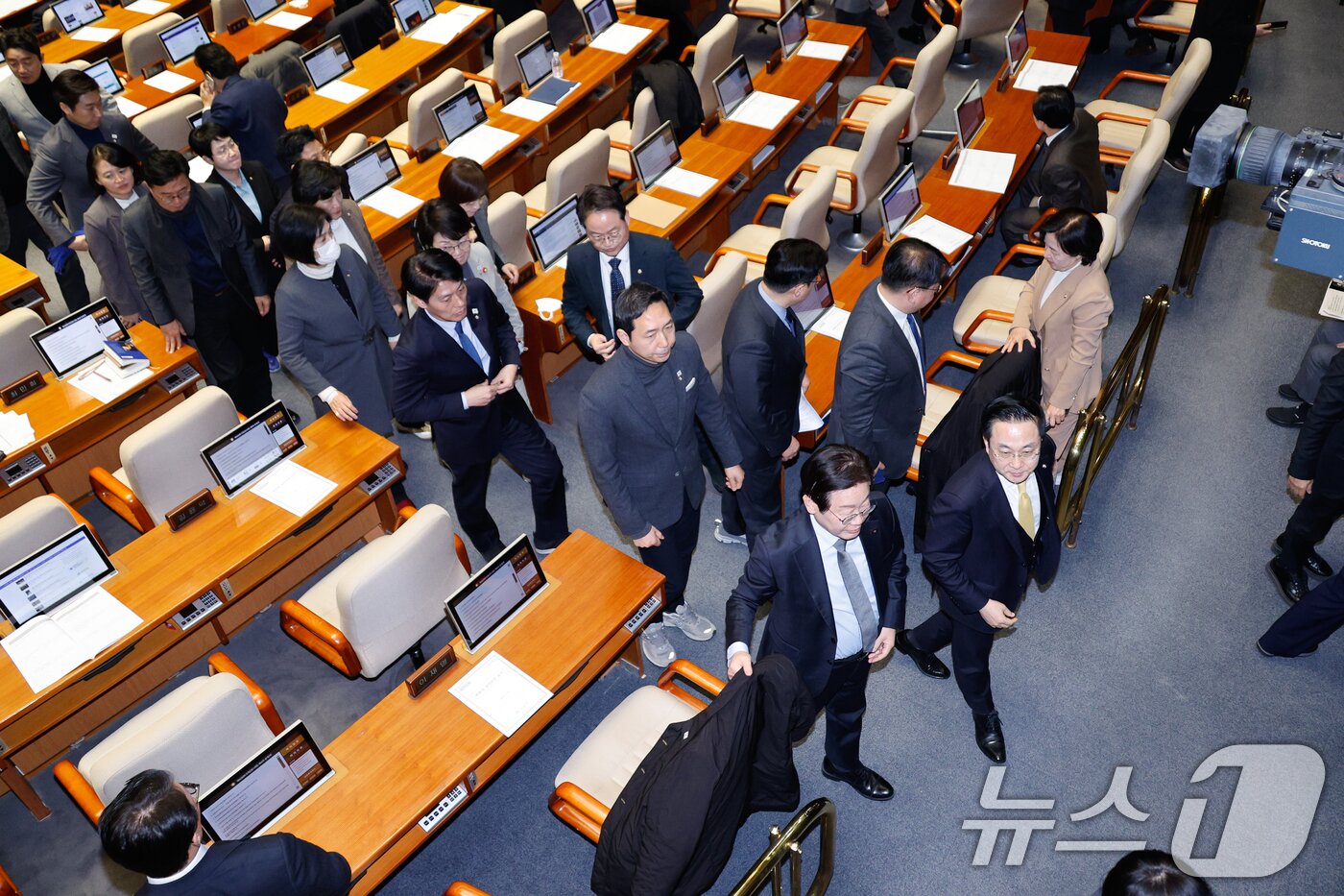 본문 이미지 - 이재명 더불어민주당 대표를 비롯한 야당 의원들이 8일 오후 서울 여의도 국회에서 열린 제420회국회(임시회) 제4차 본회의에서 쌍특검법(내란·김건희 여사 특검법), 농업4법(양곡관리법·농수산물가격안정법·농어업재해대책법·농어업재해보험법 개정안) 등 8개 법안 재의의 건이 부결되자 퇴장하고 있다. 2025.1.8/뉴스1 ⓒ News1 안은나 기자