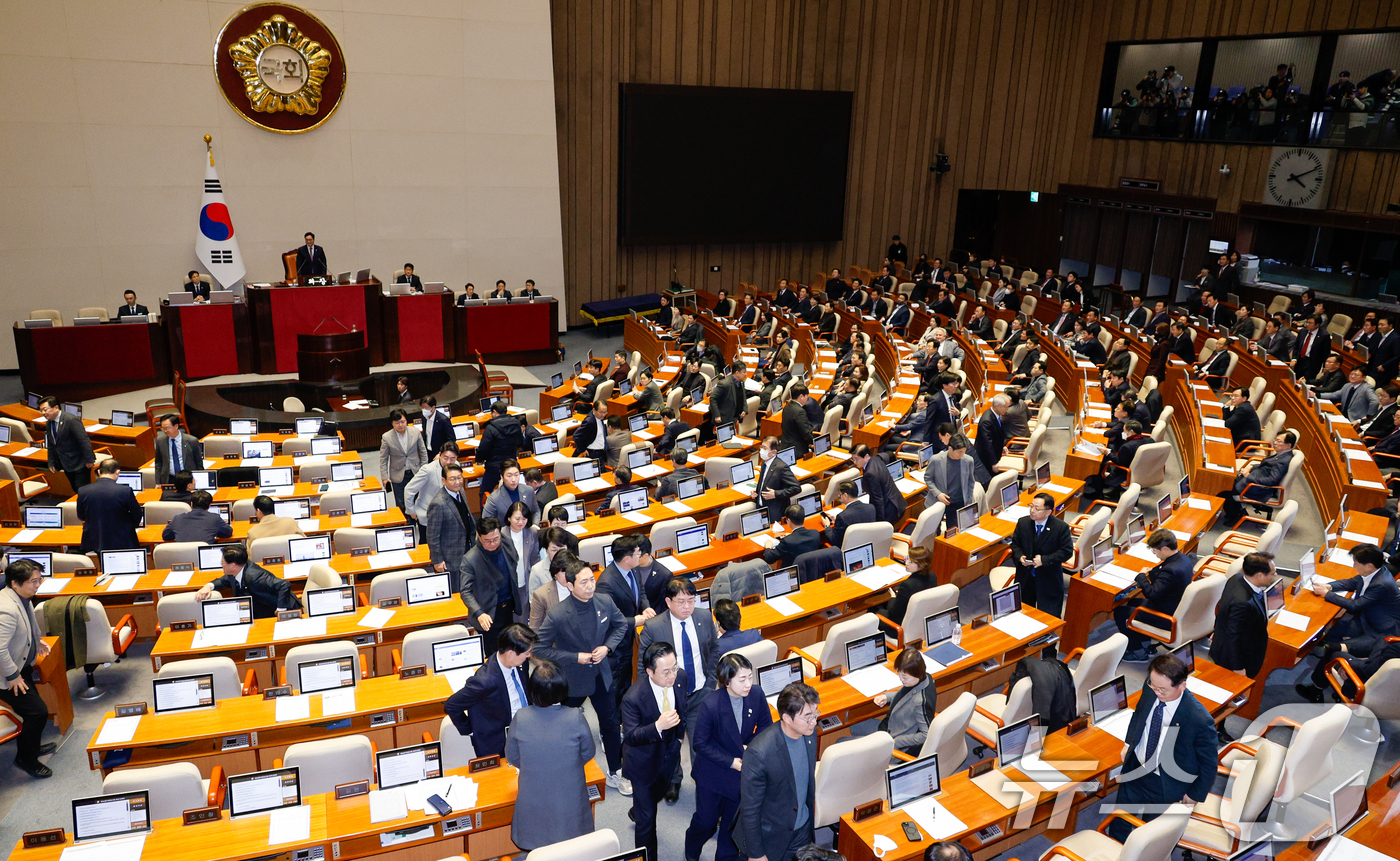 (서울=뉴스1) 안은나 기자 = 이재명 더불어민주당 대표를 비롯한 야당 의원들이 8일 오후 서울 여의도 국회에서 열린 제420회국회(임시회) 제4차 본회의에서 쌍특검법(내란·김건희 …