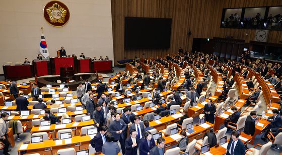 8개 법안 부결에 퇴장하는 野