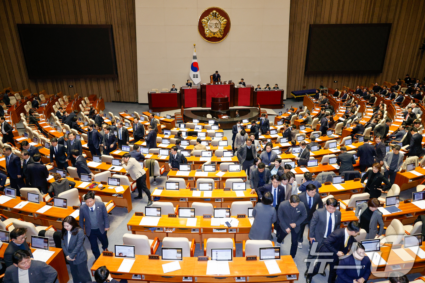 (서울=뉴스1) 안은나 기자 = 이재명 더불어민주당 대표를 비롯한 야당 의원들이 8일 오후 서울 여의도 국회에서 열린 제420회국회(임시회) 제4차 본회의에서 쌍특검법(내란·김건희 …