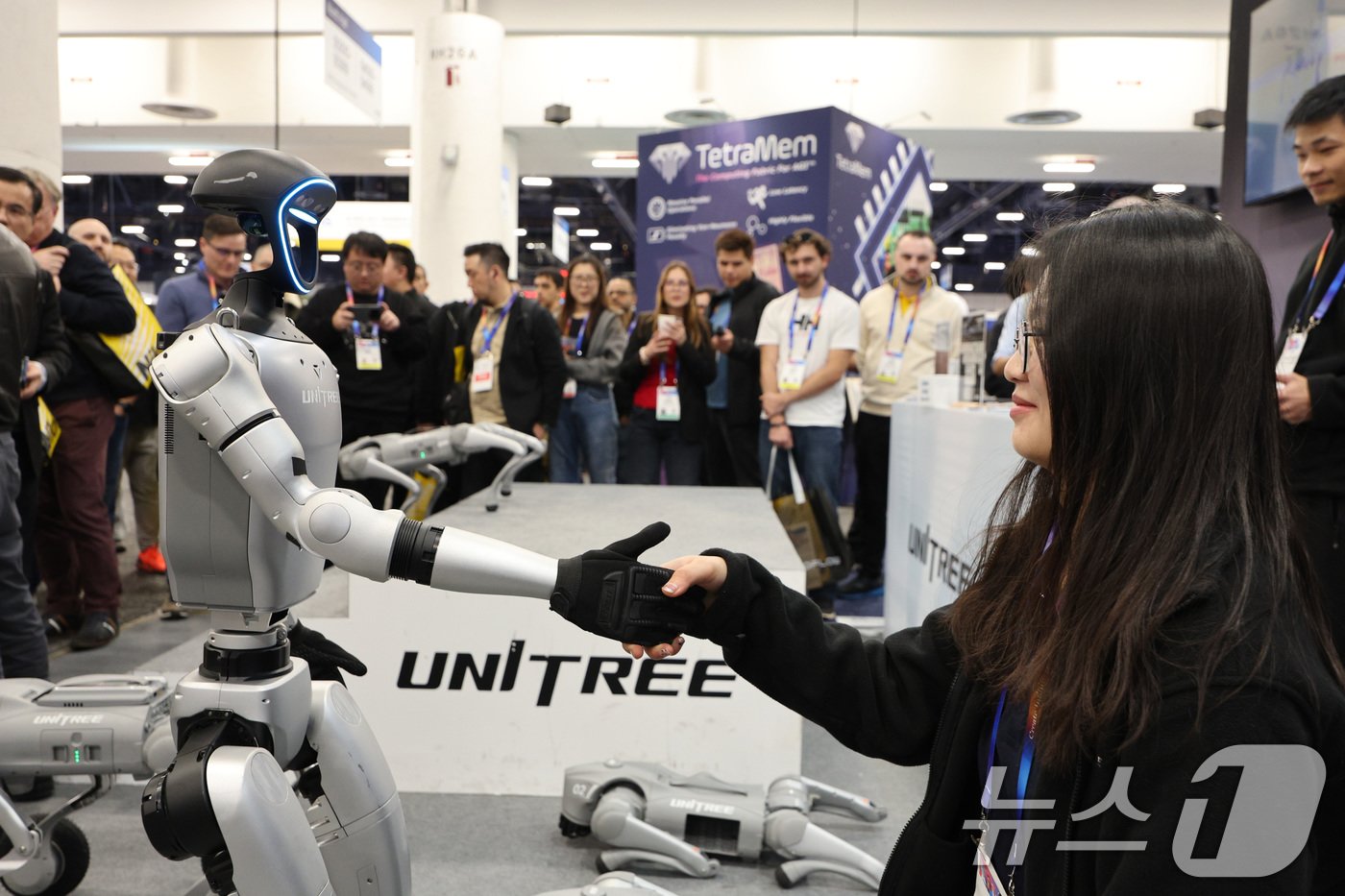 본문 이미지 - 세계 최대 정보기술&#40;IT&#41;·가전 전시회 &#39;CES 2025&#39; 개막일인 7일&#40;현지시간&#41; 미국 네바다주 라스베이거스 컨벤션센터&#40;LVCC&#41;에 마련된 중국 유니트리 부스에서 휴머노이드 로봇 G1이 관람객과 악수하고 있다. 2025.1.8/뉴스1 ⓒ News1 신웅수 기자