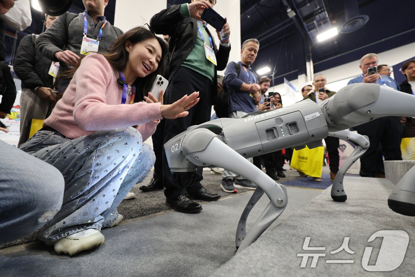 본문 이미지 - 세계 최대 정보기술&#40;IT&#41;·가전 전시회 &#39;CES 2025&#39; 개막일인 7일&#40;현지시간&#41; 미국 네바다주 라스베이거스 컨벤션센터&#40;LVCC&#41;에 마련된 중국 유니트리 부스에서 한 관람객이 로봇과 교감하고 있다. 2025.1.8/뉴스1 ⓒ News1 신웅수 기자