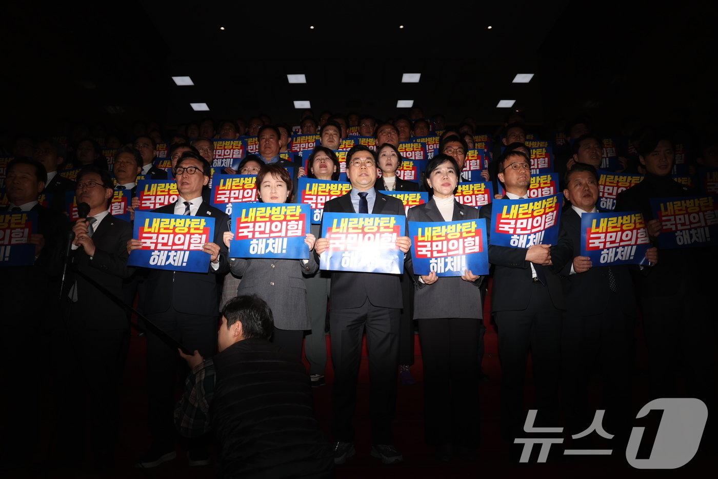 더불어민주당 의원들이 8일 서울 여의도 국회 로텐더홀 계단에서 열린 내란특검·김건희특검 등 재의표결 부결 규탄대회에서 구호를 외치고 있다. 2025.1.8/뉴스1 ⓒ News1 이재명 기자