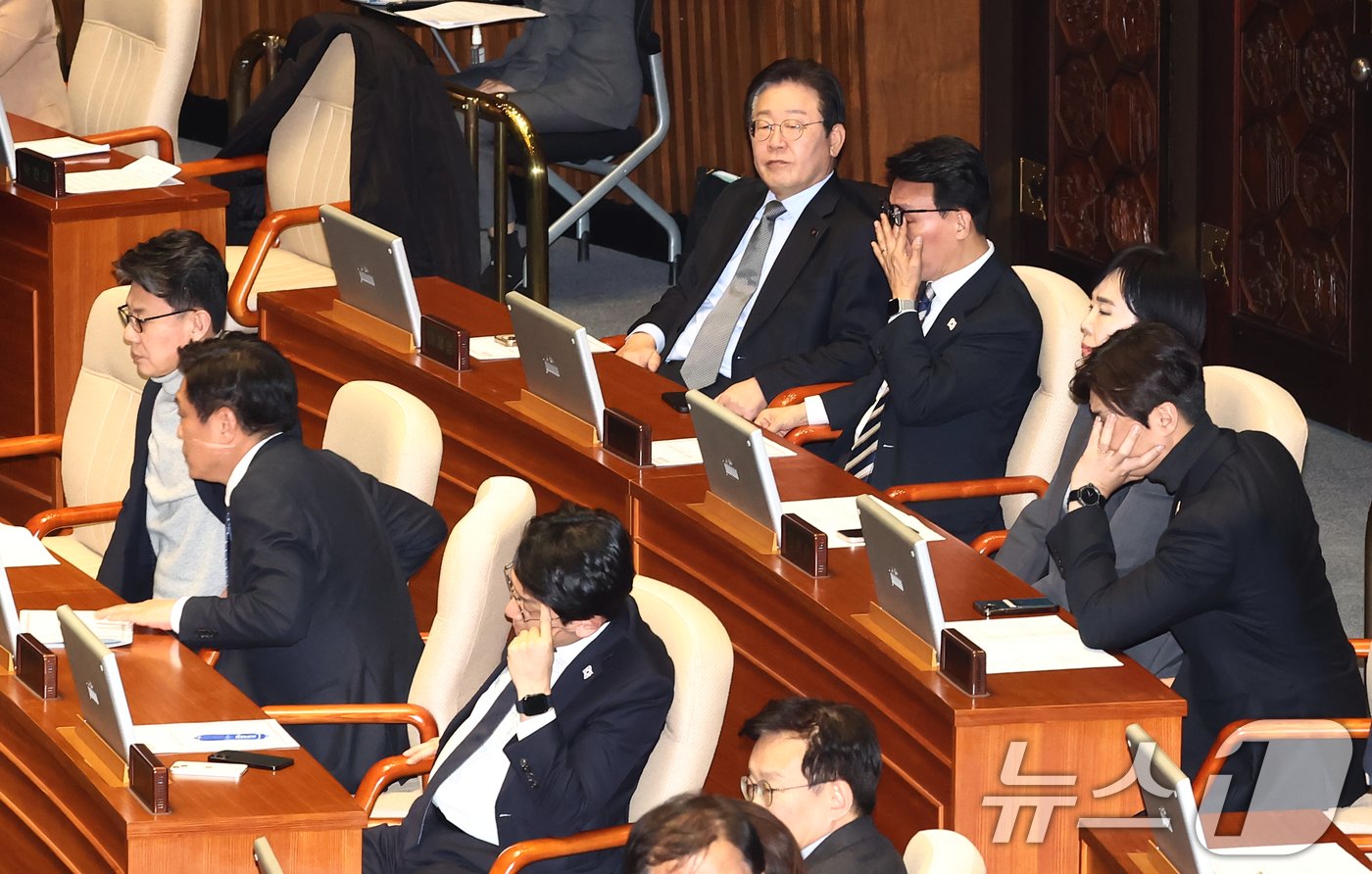 본문 이미지 - 이재명 더불어민주당 대표를 비롯한 야당 의원들이 8일 오후 서울 여의도 국회에서 열린 제420회국회(임시회) 제4차 본회의에서 쌍특검법(내란·김건희 여사 특검법), 농업4법(양곡관리법·농수산물가격안정법·농어업재해대책법·농어업재해보험법 개정안) 등 8개 법안 재의의 건이 부결되자 굳은 표정을 하고 있다. 2025.1.8/뉴스1 ⓒ News1 김민지 기자