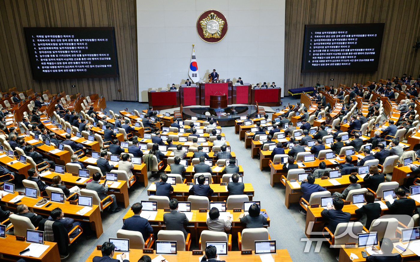 우원식 국회의장이 8일 오후 서울 여의도 국회에서 열린 제420회국회&#40;임시회&#41; 제4차 본회의에서 쌍특검법&#40;내란·김건희 여사 특검법&#41;, 농업4법&#40;양곡관리법·농수산물가격안정법·농어업재해대책법·농어업재해보험법 개정안&#41; 등 8개 법안 재의의 건에 대해 부결을 알리고 있다. 2025.1.8/뉴스1 ⓒ News1 안은나 기자