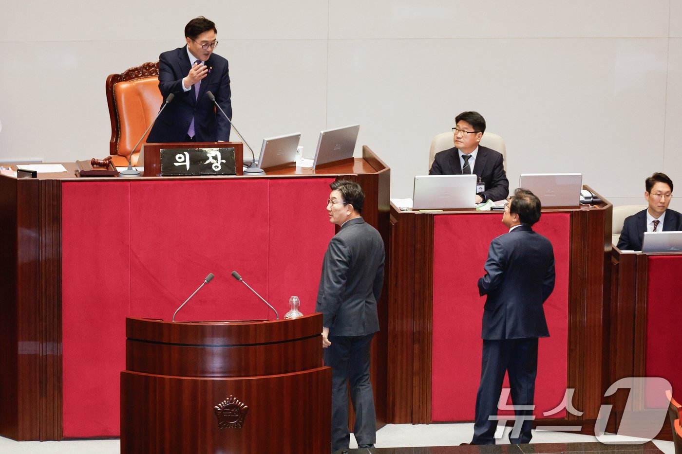 본문 이미지 - 8일 오후 서울 여의도 국회에서 열린 제420회국회(임시회) 제4차 본회의에서 쌍특검법(내란·김건희 여사 특검법), 농업4법(양곡관리법·농수산물가격안정법·농어업재해대책법·농어업재해보험법 개정안) 등 8개 법안 재의의 건 부결에 더불어민주당 의원들이 규탄대회를 하기 위해 퇴장하자 권성동 국민의힘 원내대표가 우원식 의장을 향해 항의하고 있다. 2025.1.8/뉴스1 ⓒ News1 안은나 기자