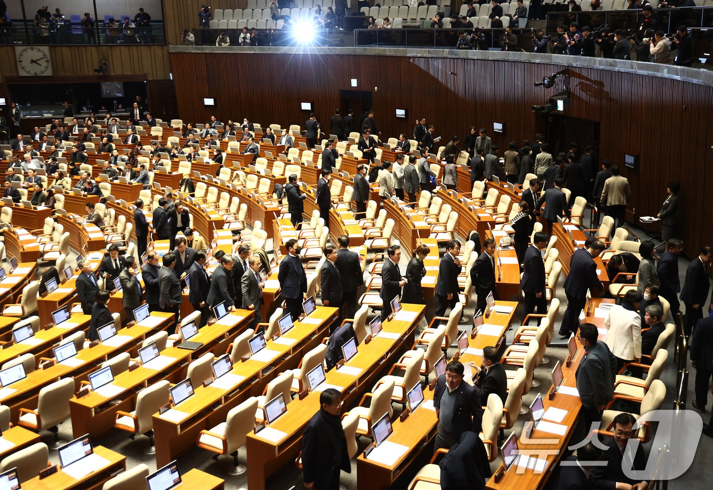 이재명 더불어민주당 대표를 비롯한 야당 의원들이 8일 오후 서울 여의도 국회에서 열린 제420회국회&#40;임시회&#41; 제4차 본회의에서 쌍특검법&#40;내란·김건희 여사 특검법&#41;, 농업4법&#40;양곡관리법·농수산물가격안정법·농어업재해대책법·농어업재해보험법 개정안&#41; 등 8개 법안 재의의 건이 부결되자 퇴장하고 있다. 2025.1.8/뉴스1 ⓒ News1 김민지 기자