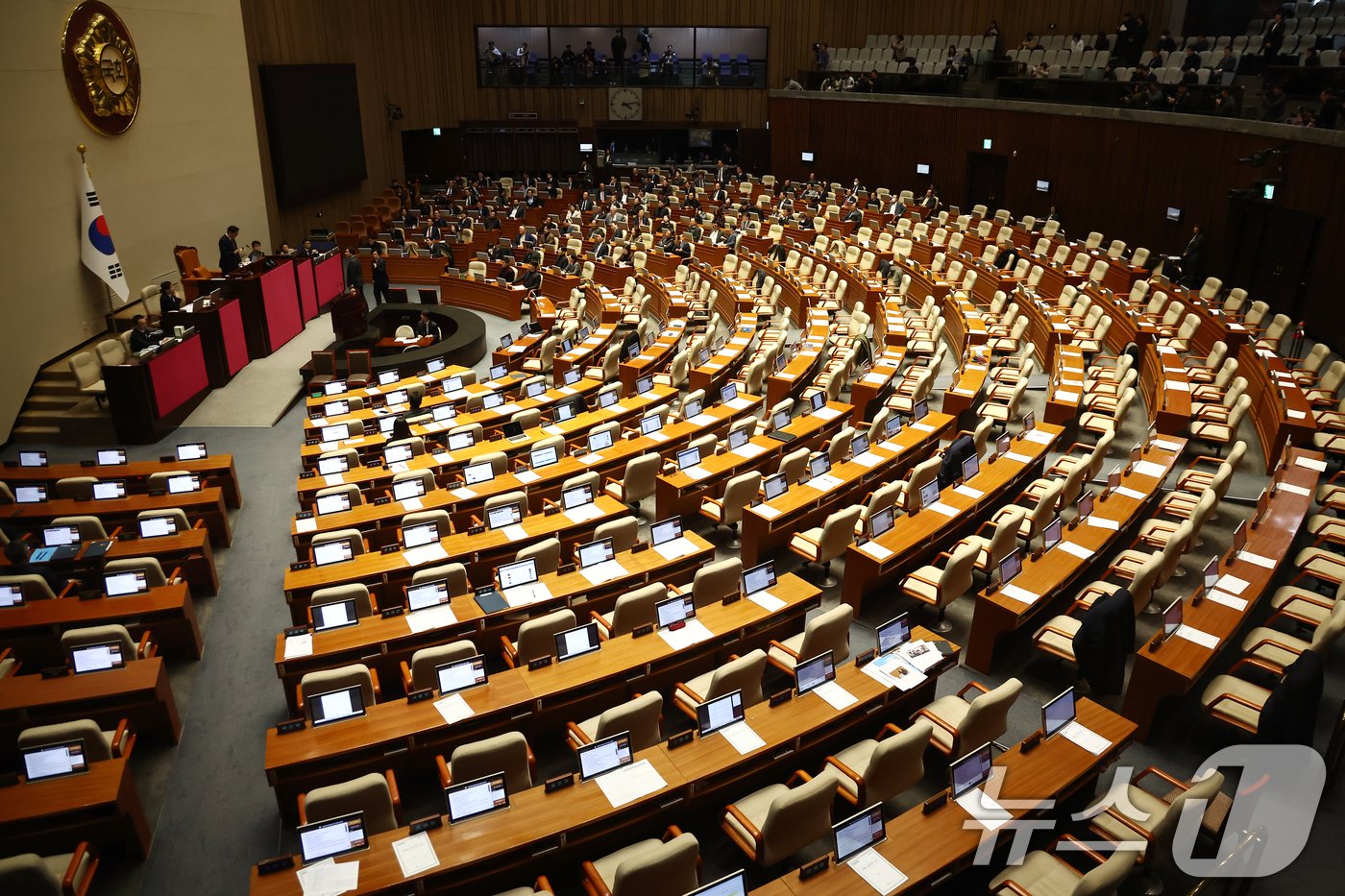 본문 이미지 - 더불어민주당 등 야당 의원들이 8일 오후 서울 여의도 국회에서 열린 제420회국회(임시회) 제4차 본회의에서 쌍특검법(내란·김건희 여사 특검법), 농업4법(양곡관리법·농수산물가격안정법·농어업재해대책법·농어업재해보험법 개정안) 등 8개 법안 재의의 건 부결에 야당 의원들이 퇴장하면서 빈 자리가 보이고 있다. 2025.1.8/뉴스1 ⓒ News1 김민지 기자