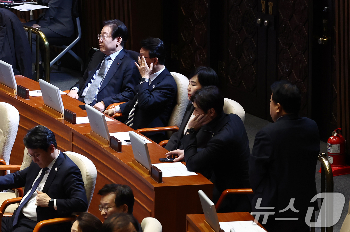 (서울=뉴스1) 김민지 기자 = 이재명 더불어민주당 대표를 비롯한 야당 의원들이 8일 오후 서울 여의도 국회에서 열린 제420회국회(임시회) 제4차 본회의에서 쌍특검법(내란·김건희 …