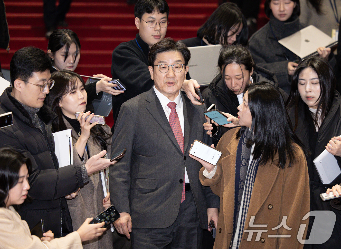 (서울=뉴스1) 이재명 기자 = 권성동 국민의힘 원내대표가 8일 오후 서울 여의도 국회 본관 로텐더홀 계단에서 열린 더불어민주당과 국가수사본부의 수사내통 규탄대회에 참석하는 도중 …