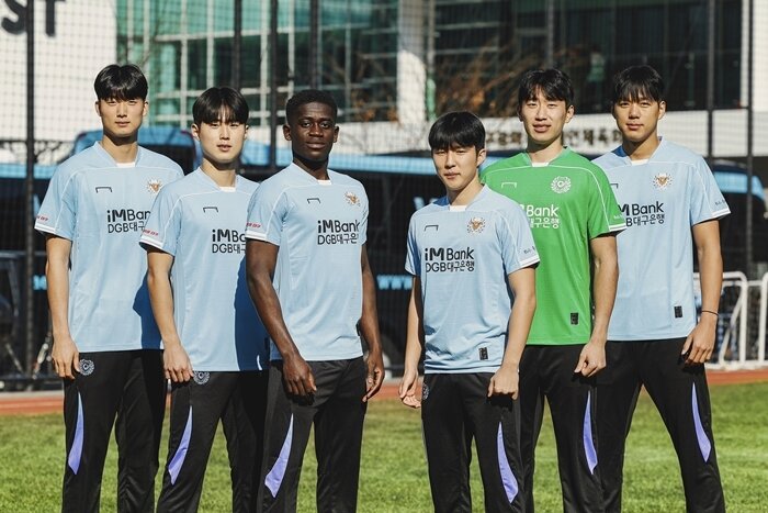 본문 이미지 -  대구FC와 신인 계약을 맺은 오세이&#40;왼쪽에서 3번째&#41;&#40;대구 제공&#41;