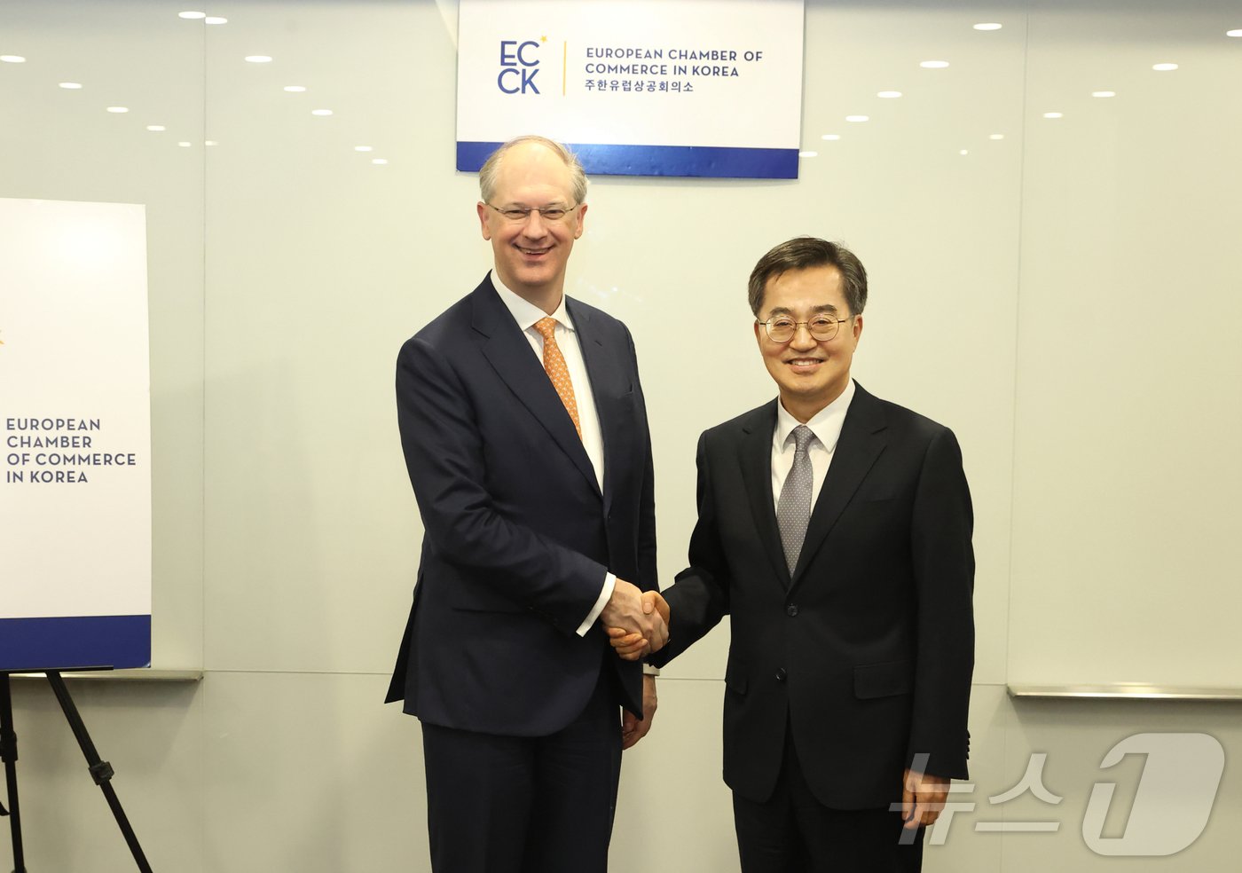 본문 이미지 - 8일 오후 김동연 경기도지사가 필립 반 후프 주한유럽상공회의소 회장과 기념사진을 촬영하고 있다.(경기도 제공)