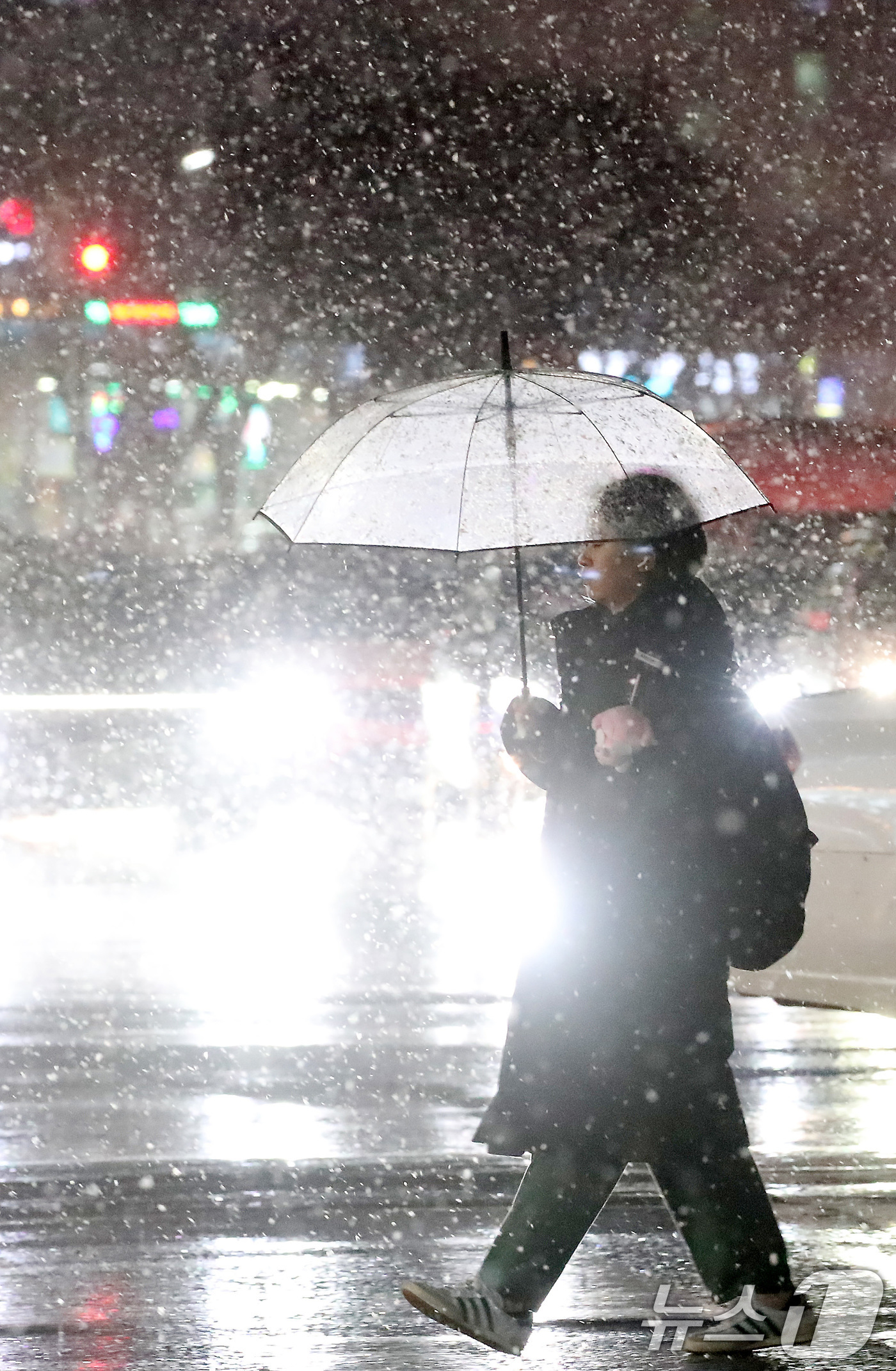 (대구=뉴스1) 공정식 기자 = 한파가 이어진 8일 오후 퇴근길 대구 도심에 많은 눈이 내리고 있다. 2025.1.8/뉴스1