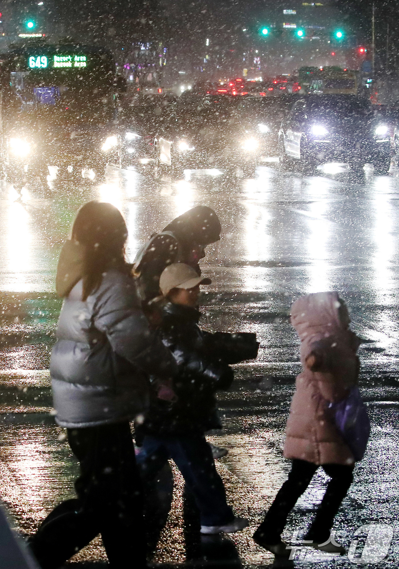 (대구=뉴스1) 공정식 기자 = 한파가 이어진 8일 오후 퇴근길 대구 도심에 많은 눈이 내리고 있다. 2025.1.8/뉴스1