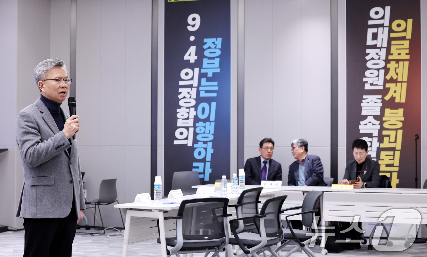(서울=뉴스1) 박지혜 기자 = 제43대 대한의사협회 회장에 당선된 김택우 후보가 8일 서울 용산구 대한의사협회 회관 대강당에서 당선 소감을 밝히고 있다. 2025.1.8/뉴스1