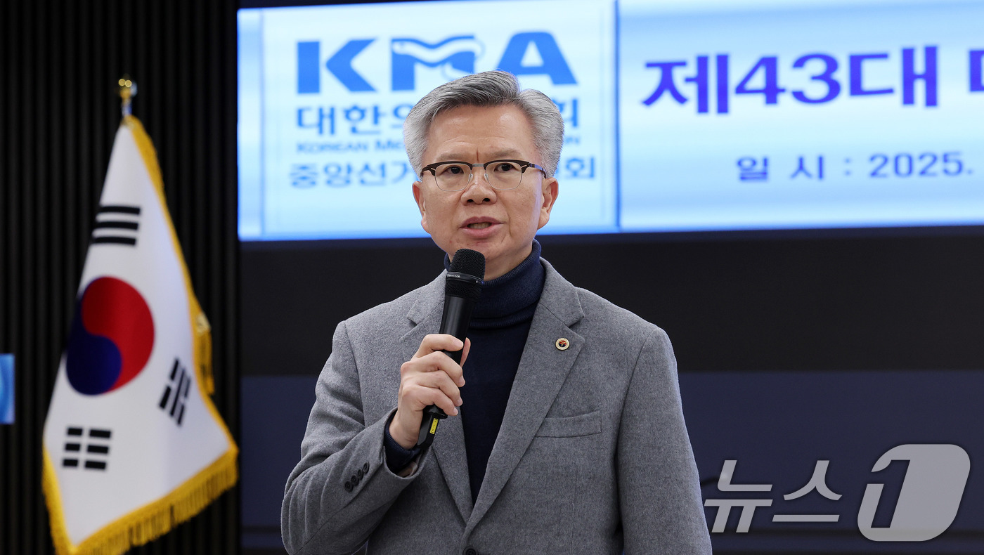 (서울=뉴스1) 박지혜 기자 = 제43대 대한의사협회 회장에 당선된 김택우 후보가 8일 서울 용산구 대한의사협회 회관 대강당에서 당선 소감을 밝히고 있다. 2025.1.8/뉴스1