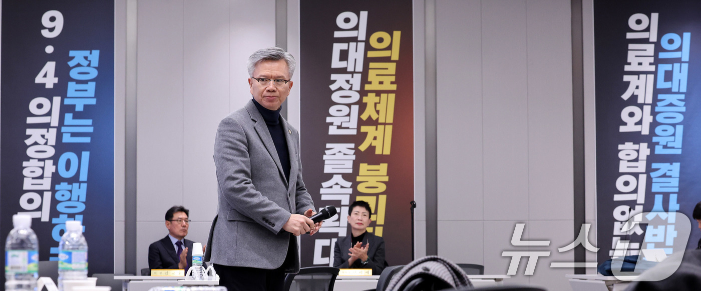 (서울=뉴스1) 박지혜 기자 = 제43대 대한의사협회 회장에 당선된 김택우 후보가 8일 서울 용산구 대한의사협회 회관 대강당에서 당선 소감을 밝힌 뒤 자리를 이동하고 있다. 202 …