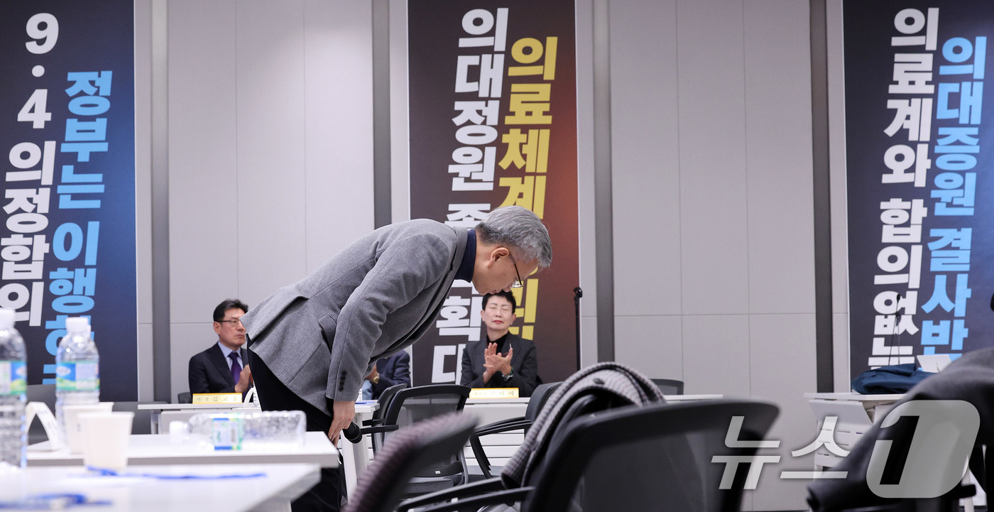 (서울=뉴스1) 박지혜 기자 = 제43대 대한의사협회 회장에 당선된 김택우 후보가 8일 서울 용산구 대한의사협회 회관 대강당에서 당선 소감을 밝힌 뒤 인사하고 있다. 2025.1. …