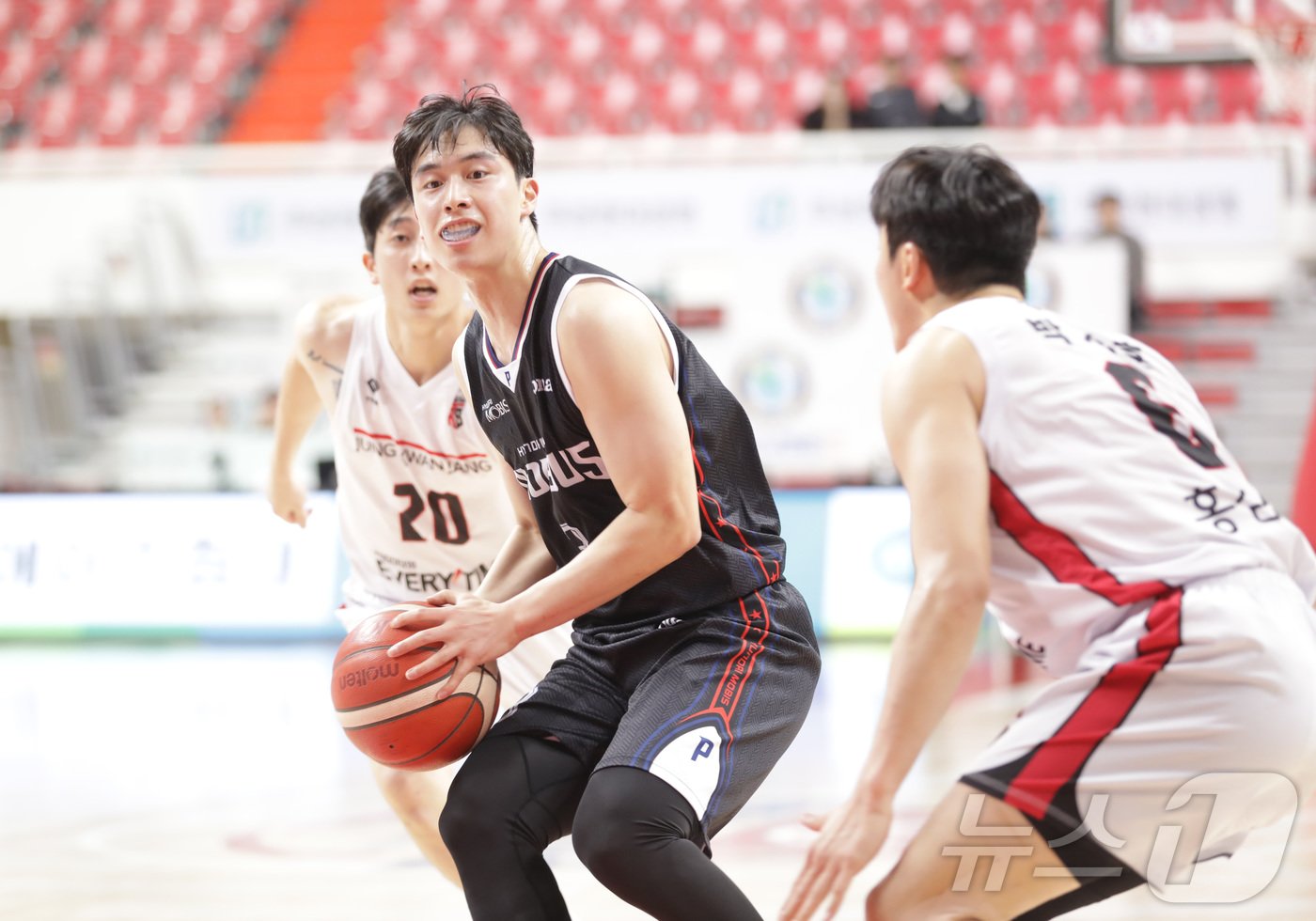 본문 이미지 - 8일 오후 울산동천체육관에서 열린 '2024-2025 KCC 프로농구' 정규리그 울산현대모비스와 안양 정관장의 경기에서 울산 박무빈이 패스할 곳을 찾고 있다.2025.1.8/뉴스1 ⓒ News1 김지혜 기자