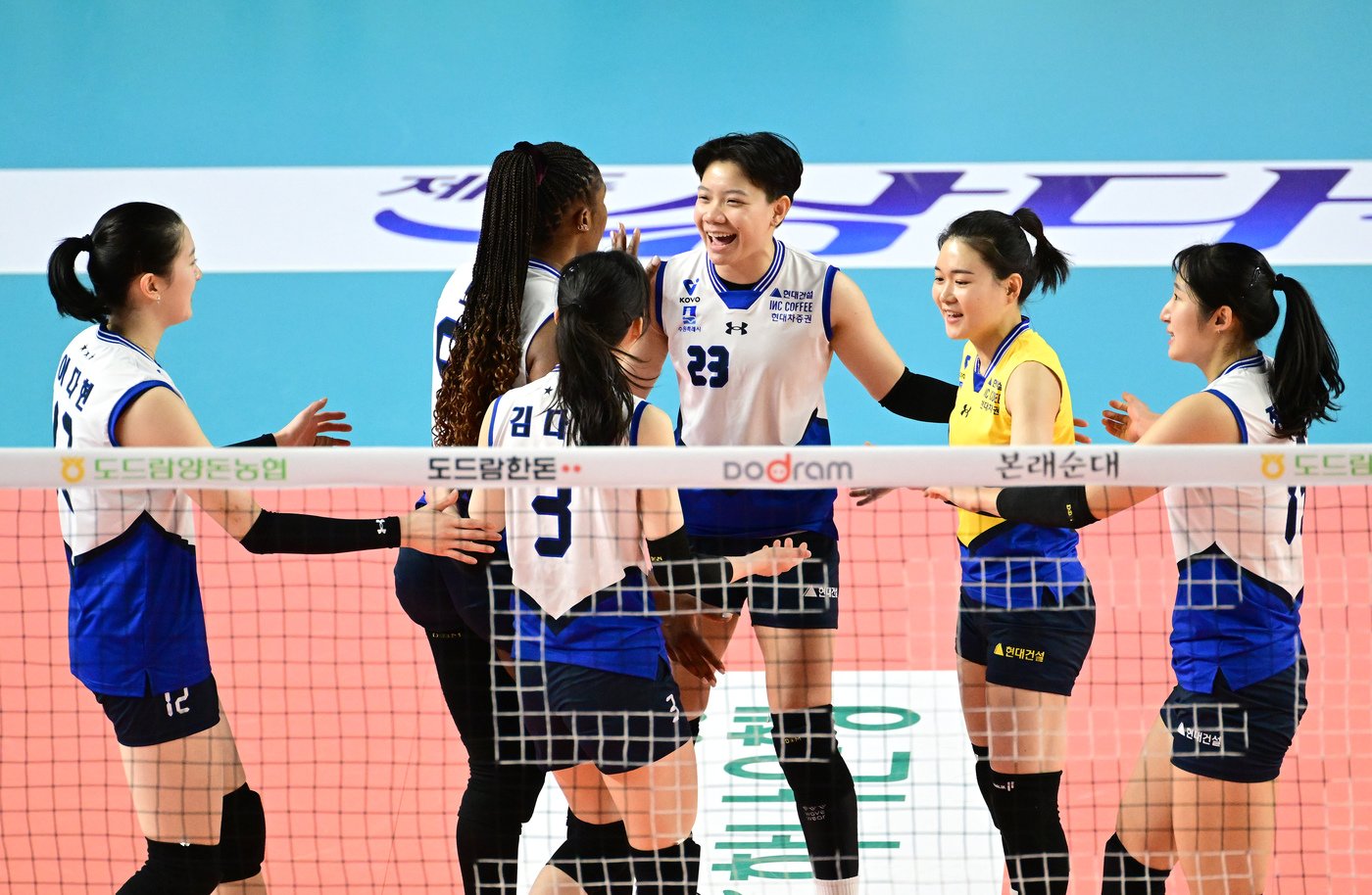 본문 이미지 - 역전승을 따낸 현대건설 &#40;한국배구연맹 제공&#41;