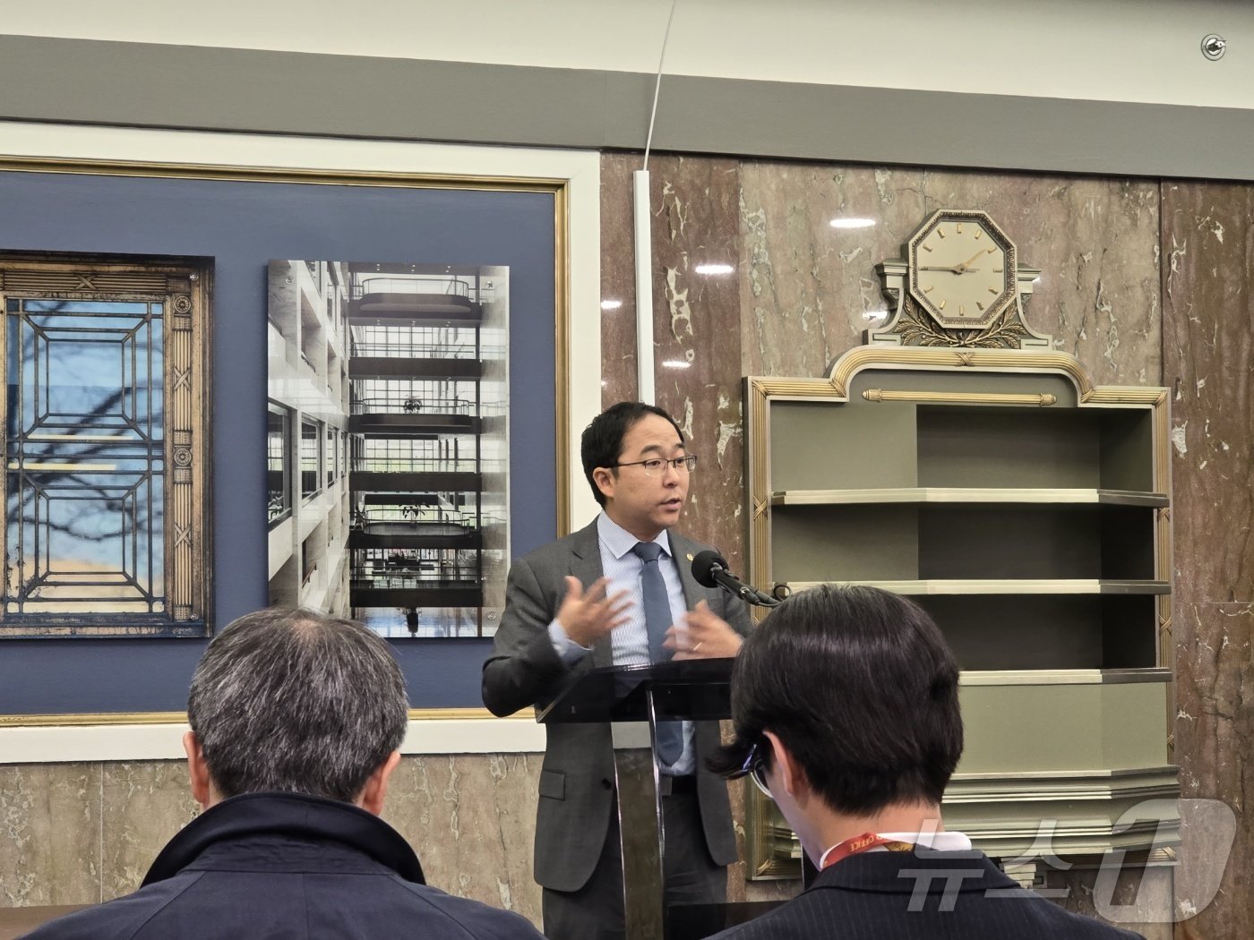 본문 이미지 - 앤디 김&#40;Andy Kim&#41; 미국 연방의회 상원의원이 8일&#40;현지시간&#41; 워싱턴DC 소재 더크슨 상원의원 회관&#40;Dirksen Senate Office Building&#41;에서 연 한국을 포함한 아시아·태평양지역 대상 언론 간담회에서 질문에 답하고 있다.