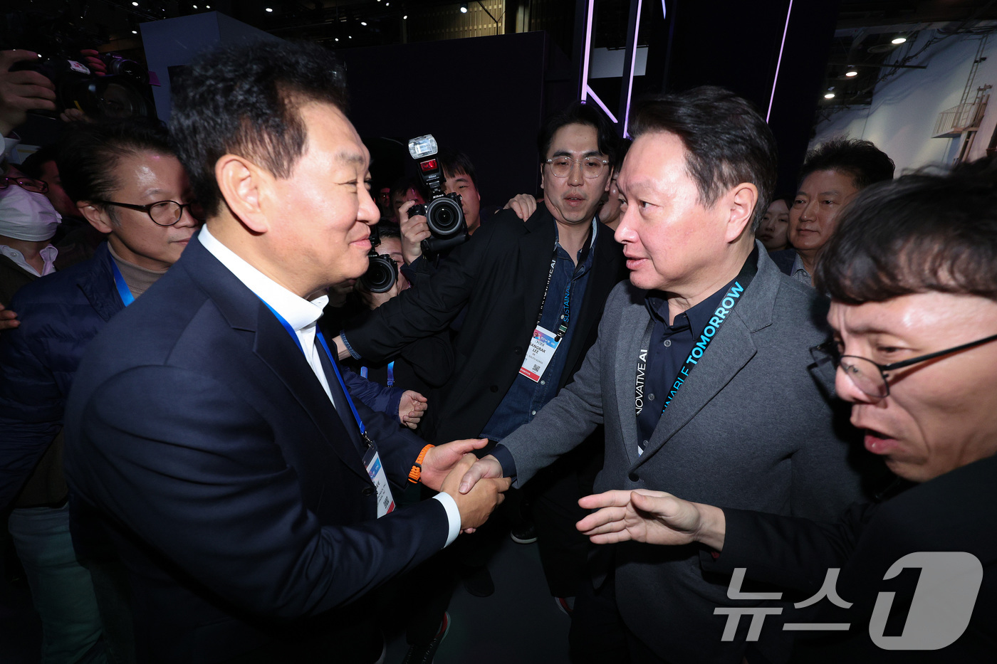 (라스베이거스(미국)=뉴스1) 신웅수 기자 = 최태원 SK 회장이 세계 최대 정보기술(IT)·가전 전시회 'CES 2025’ 둘째 날인 8일(현지시간) 미국 네바다주 라스베이거스 …