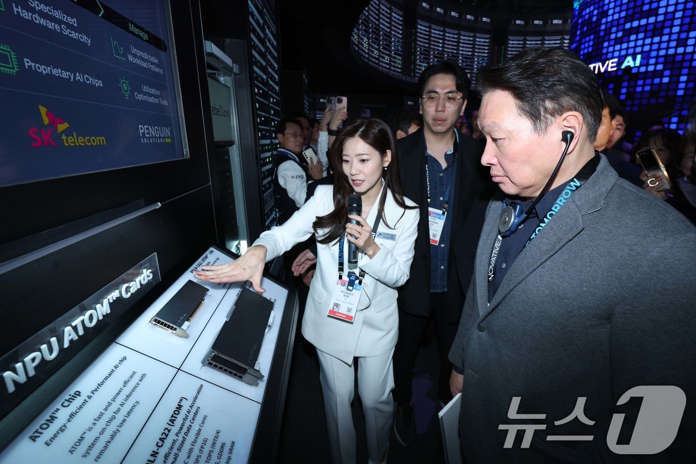 본문 이미지 - 최태원 SK 회장이 세계 최대 정보기술(IT)·가전 전시회 'CES 2025’ 둘째 날인 9일(현지시간) 미국 네바다주 라스베이거스 컨벤션센터(LVCC)에 마련된 SK 전시관을 둘러보고 있다. 2025.1.9/뉴스1 ⓒ News1 신웅수 기자